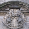 bierutow-zamek-portal-herb