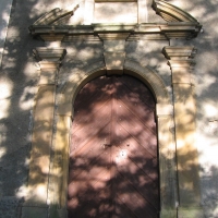 krzyzowa-kaplica-portal.jpg